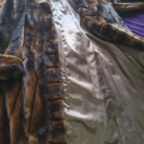 Plus size floor length faux fur coat - Picture 4 of 4
